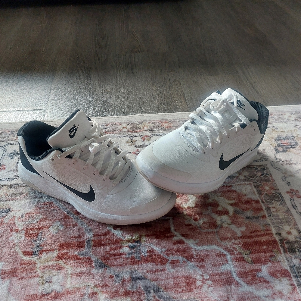 Nike Men’s White Athletic Sneakers with Black Swoosh Size: 38